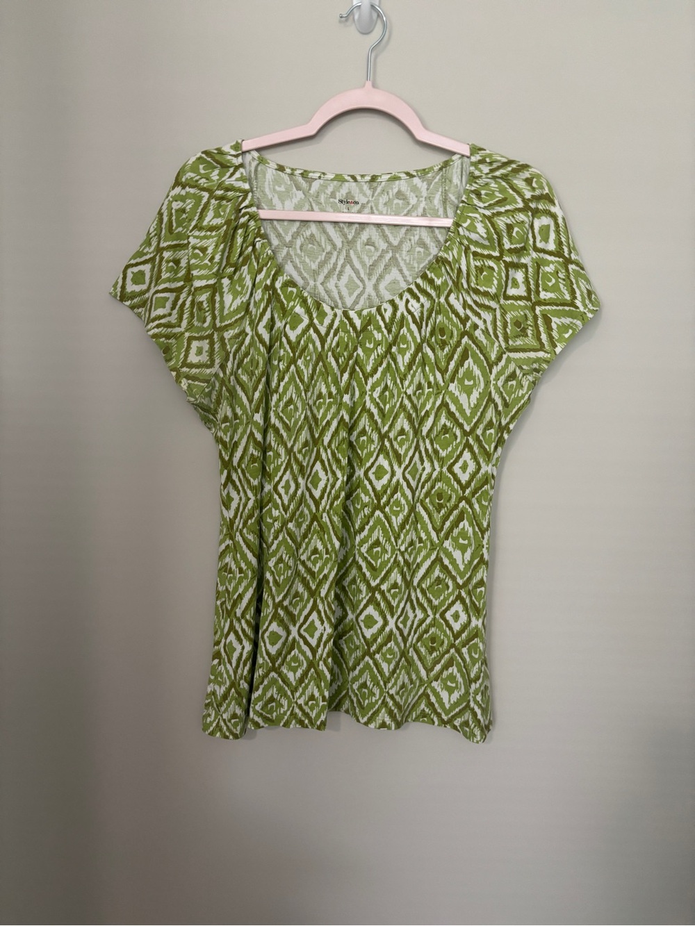 Macy’s Style & Co - Green Patterned Scoop Neck Top Size L - PTP 21” Length 28” -